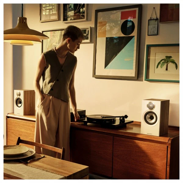 Bowers & Wilkins 607 S3 Bookshelf Speakers Oak with FS-600 S3 Silver Stands - Image 11