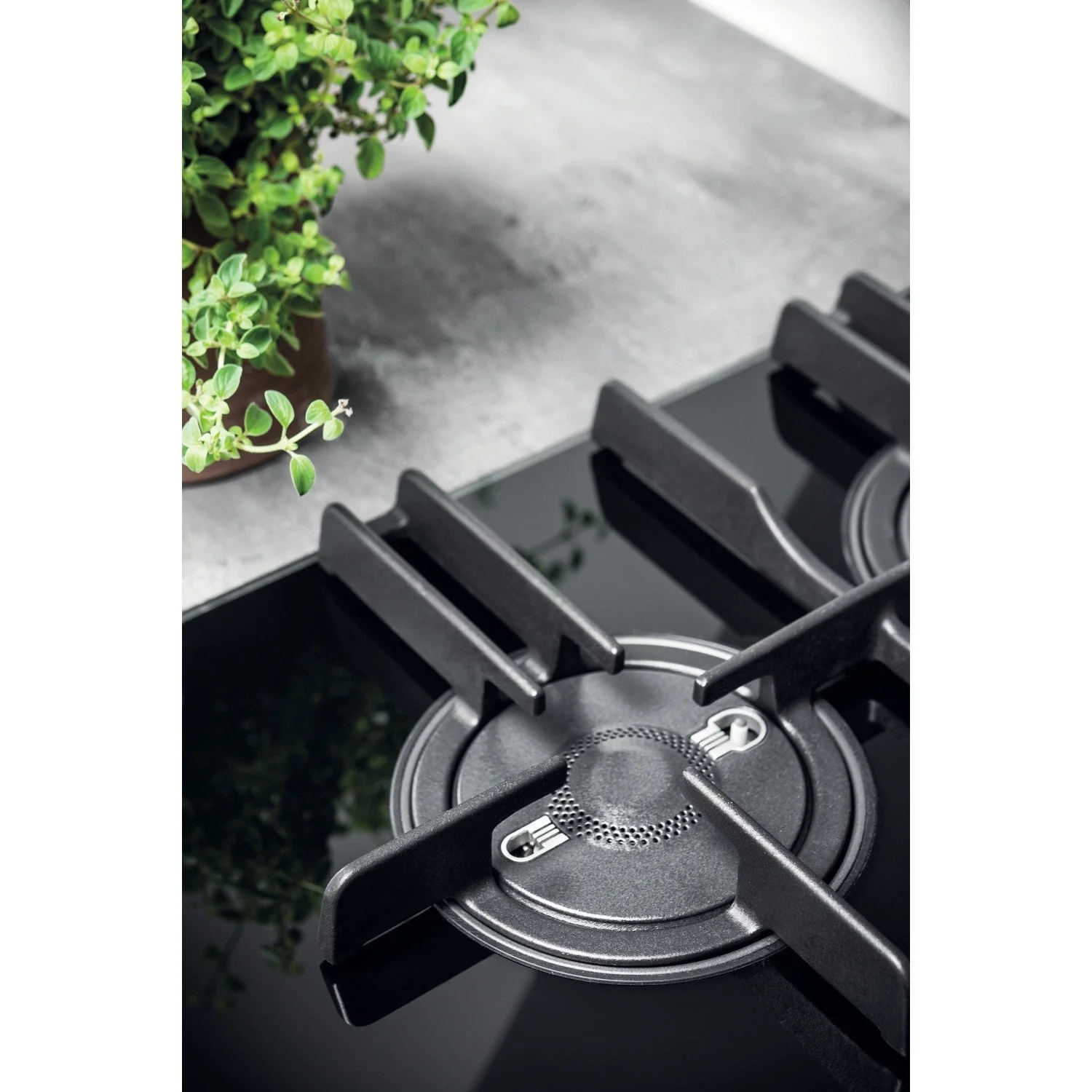 Hotpoint FTGHG751DHBK 75cm 5 Burner Gas on Glass Hob with Vertical Flame Black - Image 4