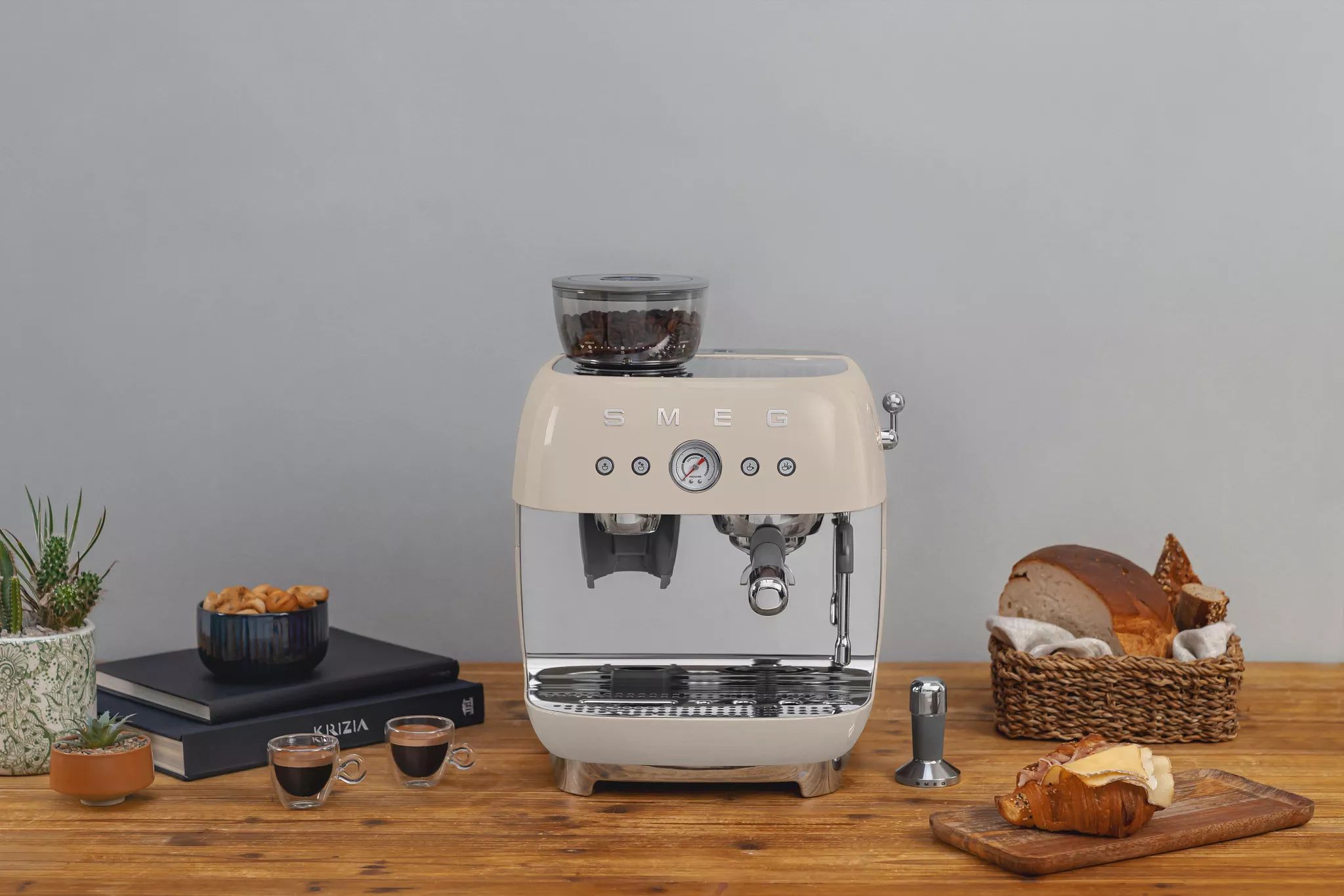 Smeg EGF03CRUK Retro Espresso Coffee Machine with Grinder in Cream - Image 7