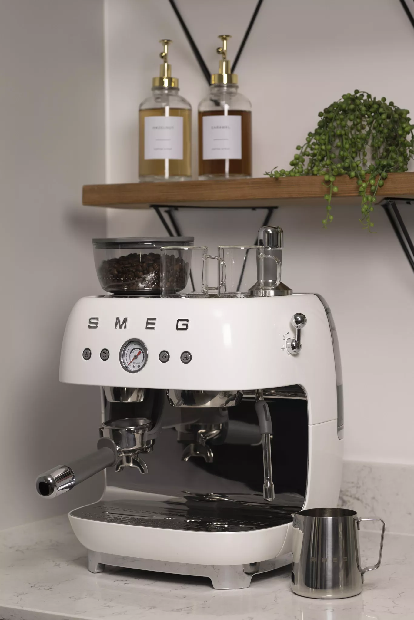 Smeg EGF03WHUK Retro Espresso Coffee Machine with Grinder in White - Image 7