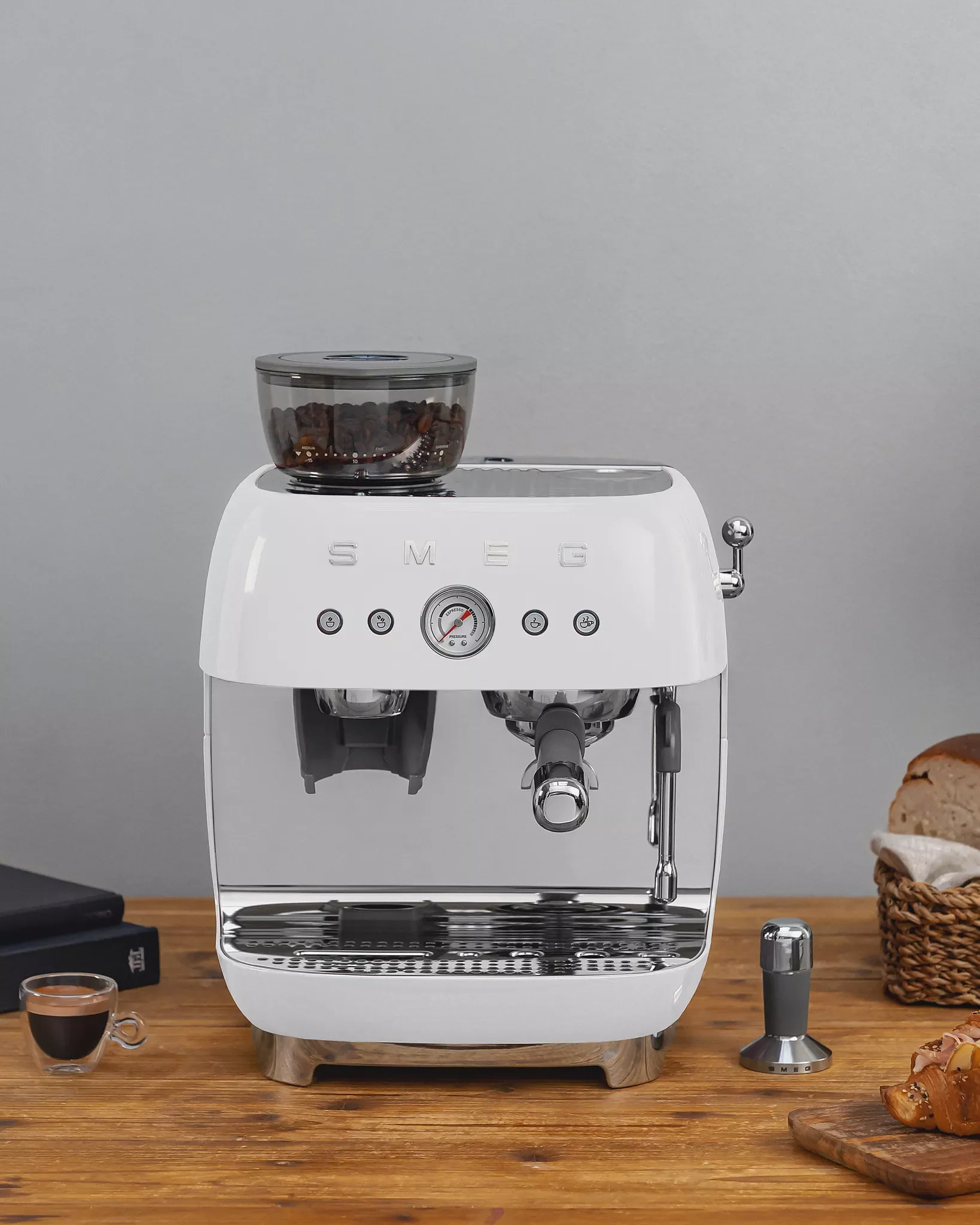 Smeg EGF03WHUK Retro Espresso Coffee Machine with Grinder in White - Image 8