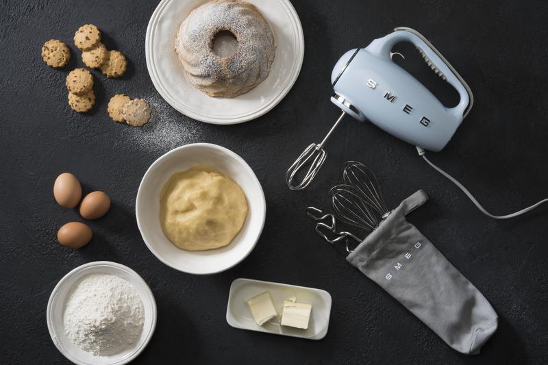 SMEG HMF01PBUK 50s Style Hand Mixer Pastel Blue - Image 7